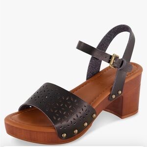 Super Comfy Sandals Size 7.5. Worn 1x. Vegan.Memory Foam. Water Resistant